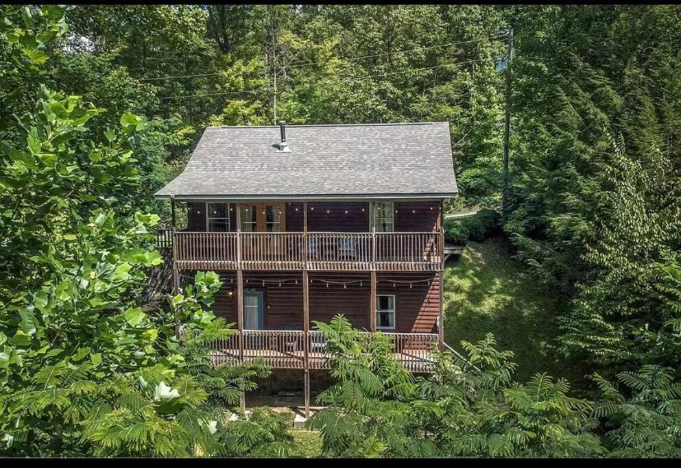 Smokey Mountain Retreat, Hot Tub, Game Room, Sleeps 8! Gatlinburg Exteriör bild