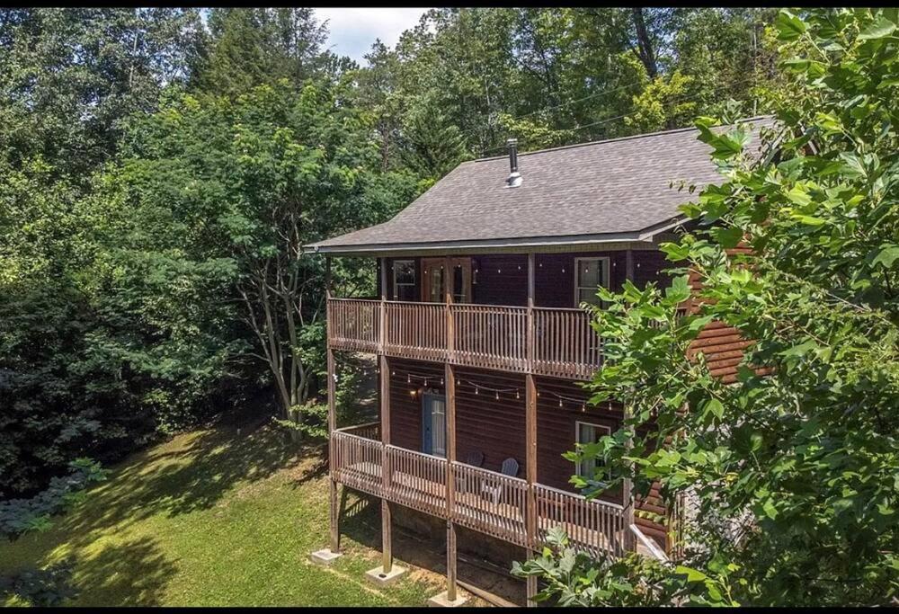 Smokey Mountain Retreat, Hot Tub, Game Room, Sleeps 8! Gatlinburg Exteriör bild