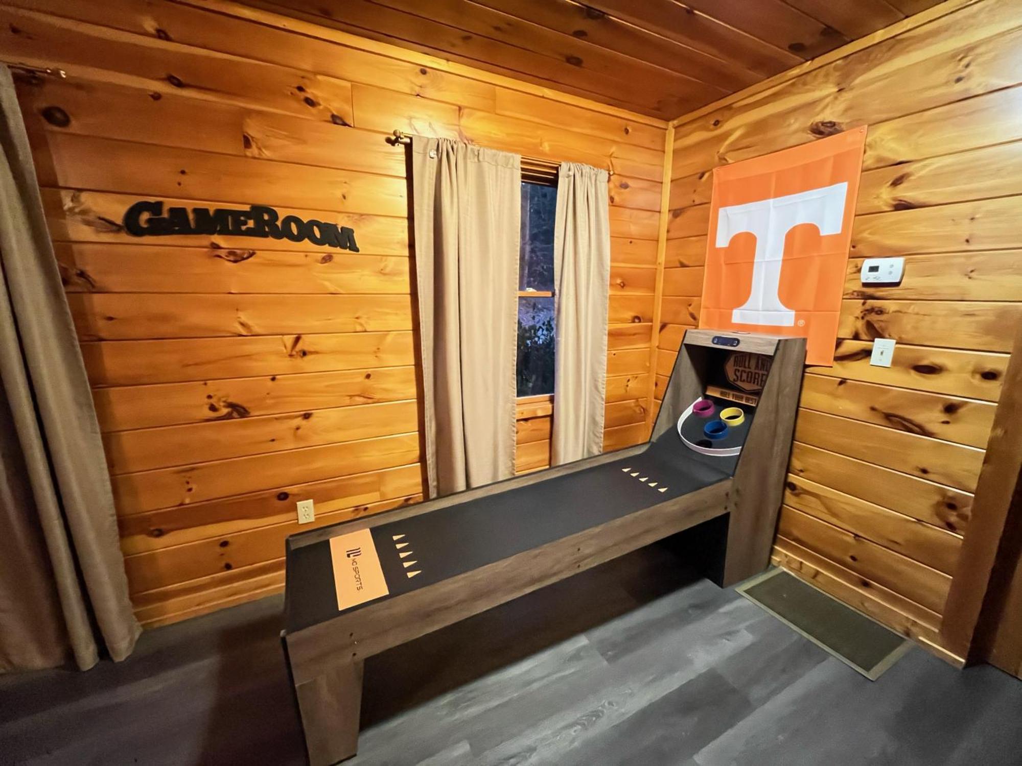 Smokey Mountain Retreat, Hot Tub, Game Room, Sleeps 8! Gatlinburg Exteriör bild