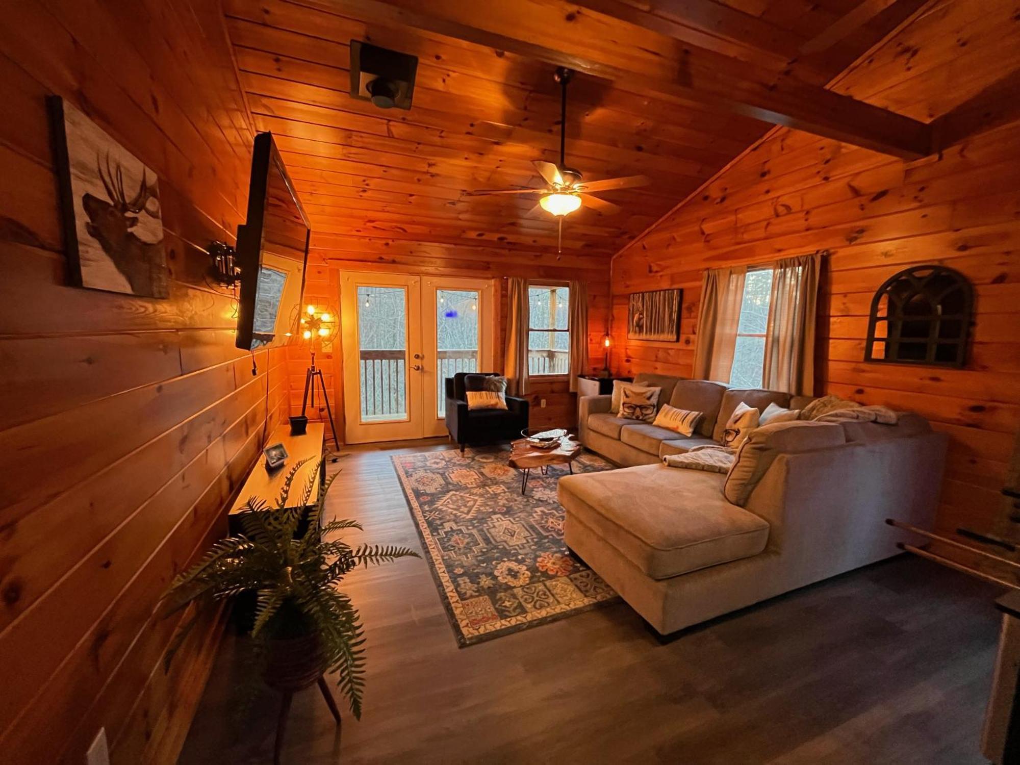 Smokey Mountain Retreat, Hot Tub, Game Room, Sleeps 8! Gatlinburg Exteriör bild