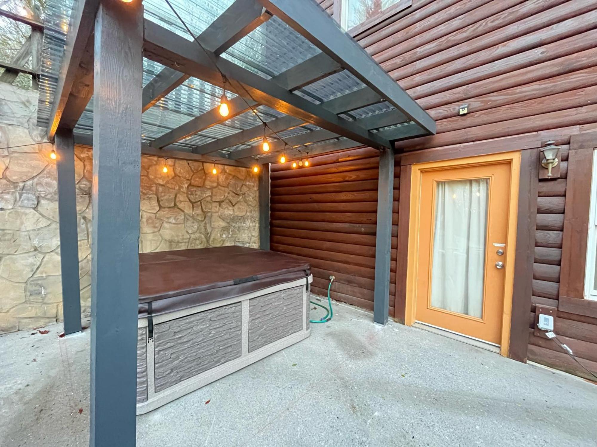 Smokey Mountain Retreat, Hot Tub, Game Room, Sleeps 8! Gatlinburg Exteriör bild