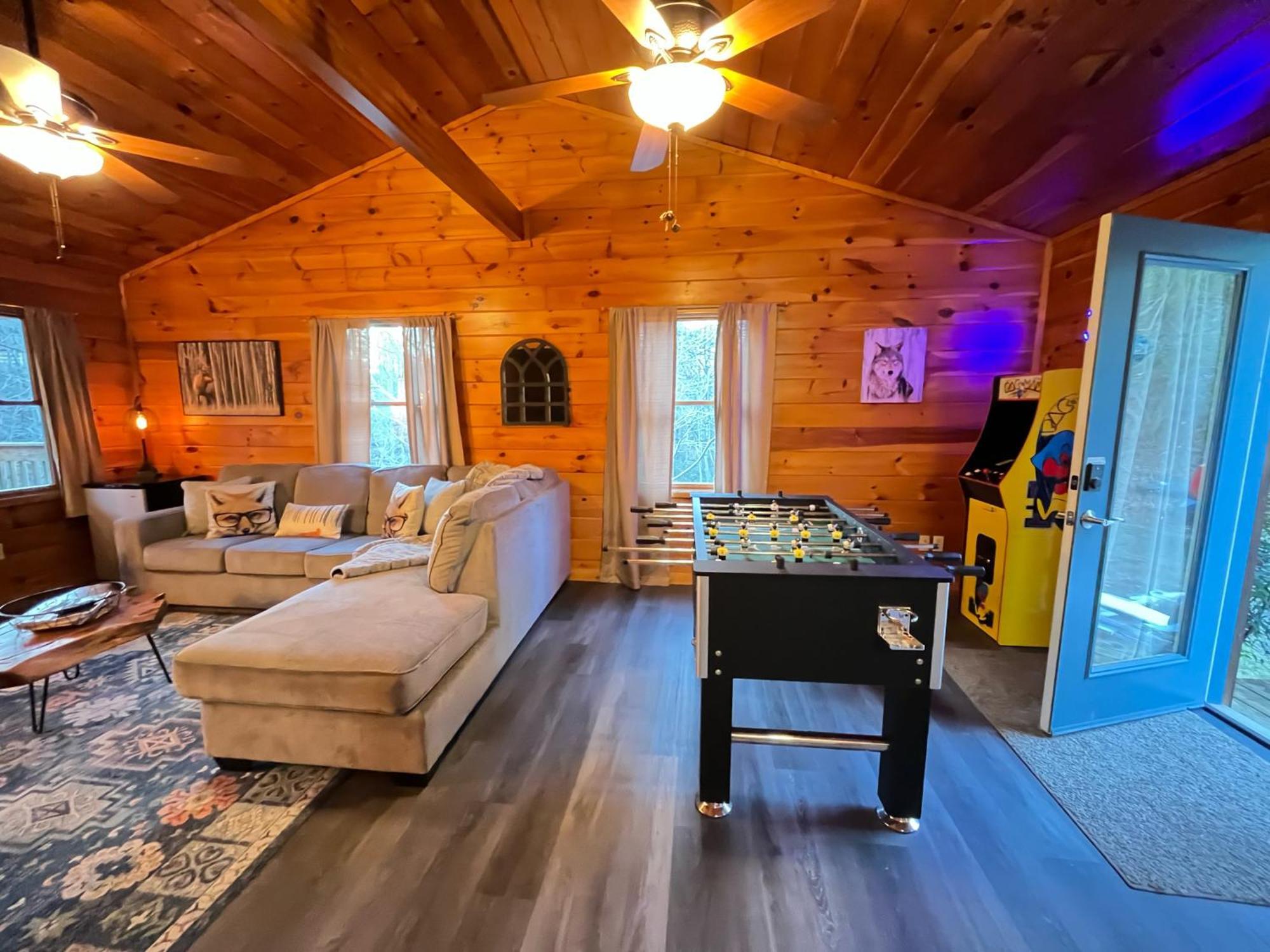 Smokey Mountain Retreat, Hot Tub, Game Room, Sleeps 8! Gatlinburg Exteriör bild