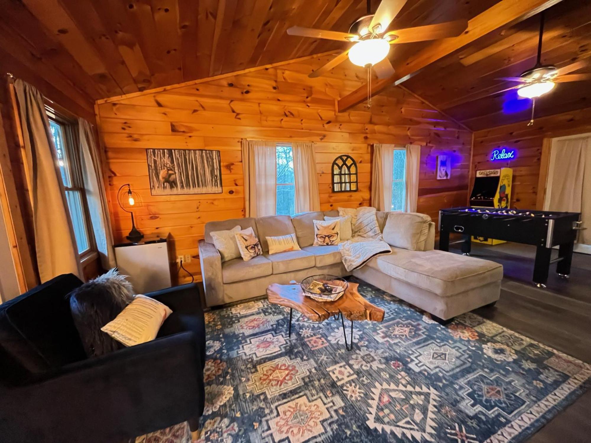 Smokey Mountain Retreat, Hot Tub, Game Room, Sleeps 8! Gatlinburg Exteriör bild